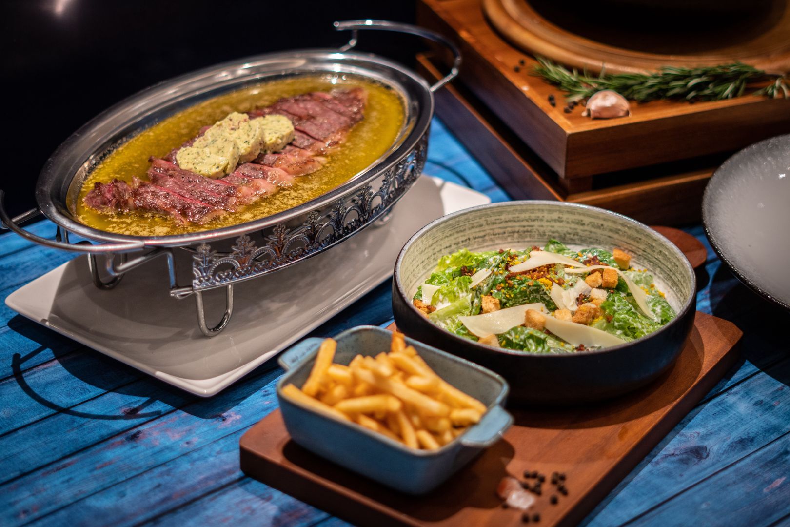 Receptura tego niezwykłego sosu narodziła się na początku lat 30. XX wieku, w kuchni znanej restauracji „Cafe de Paris” w Genewie