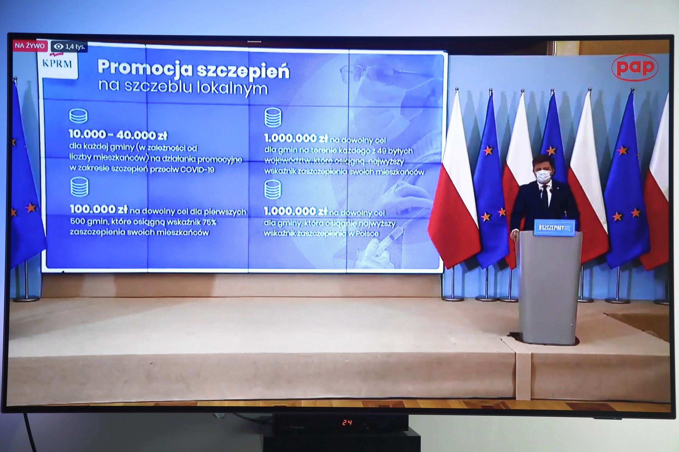 Warszawa, 25.05.2021. Koronawirus w Polsce. Minister-członek Rady Ministrów, szef Kancelarii Prezesa Rady Ministrów Michał Dworczyk podczas konferencji prasowej transmitowanej przez serwis PAP.pl z kancelarii premiera w Warszawie, 25 bm. Szef KPRM poinformował, że 25 bm. w Polsce przekroczony zostanie 50 proc. osób pełnoletnich, które zarejestrowały się w systemie szczepień.  (kf) PAP/Wojciech Olkuśnik