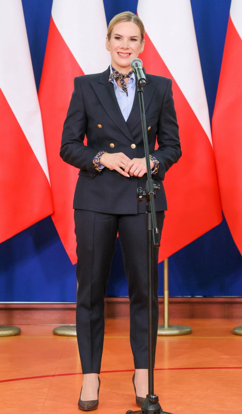 Marta Nawrocka w granatowym garniturze