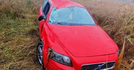 Dachowanie Volvo w Czemiernikach. Kierująca i dwoje dzieci trafili do szpitala. Policja ustala przyczyny zdarzenia