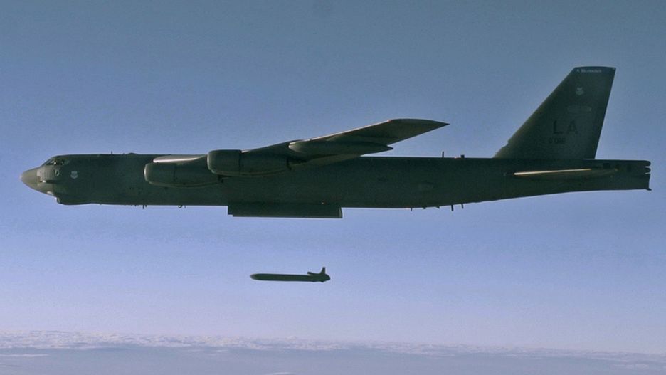 Zrzut pocisku AGM-86B z bombowca B-52