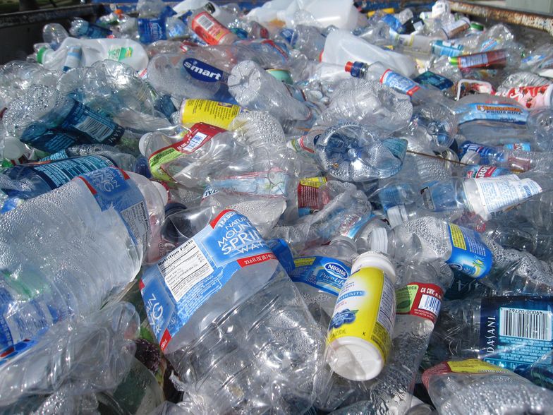 Polskie firmy muszą kupować plastikowe śmieci za granicą 