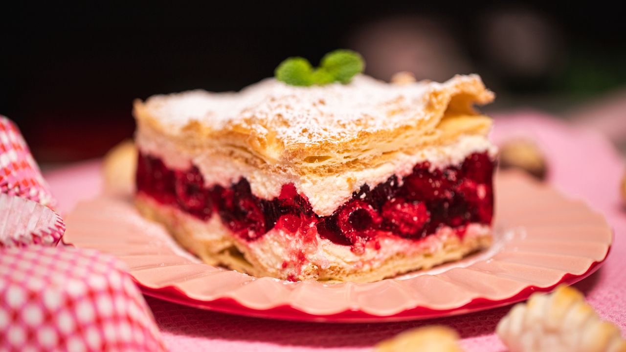 Klasyczna karpatka może smakować jeszcze lepiej. Dodaj do niej konkretne owoce, a na pewno nie pożałujesz