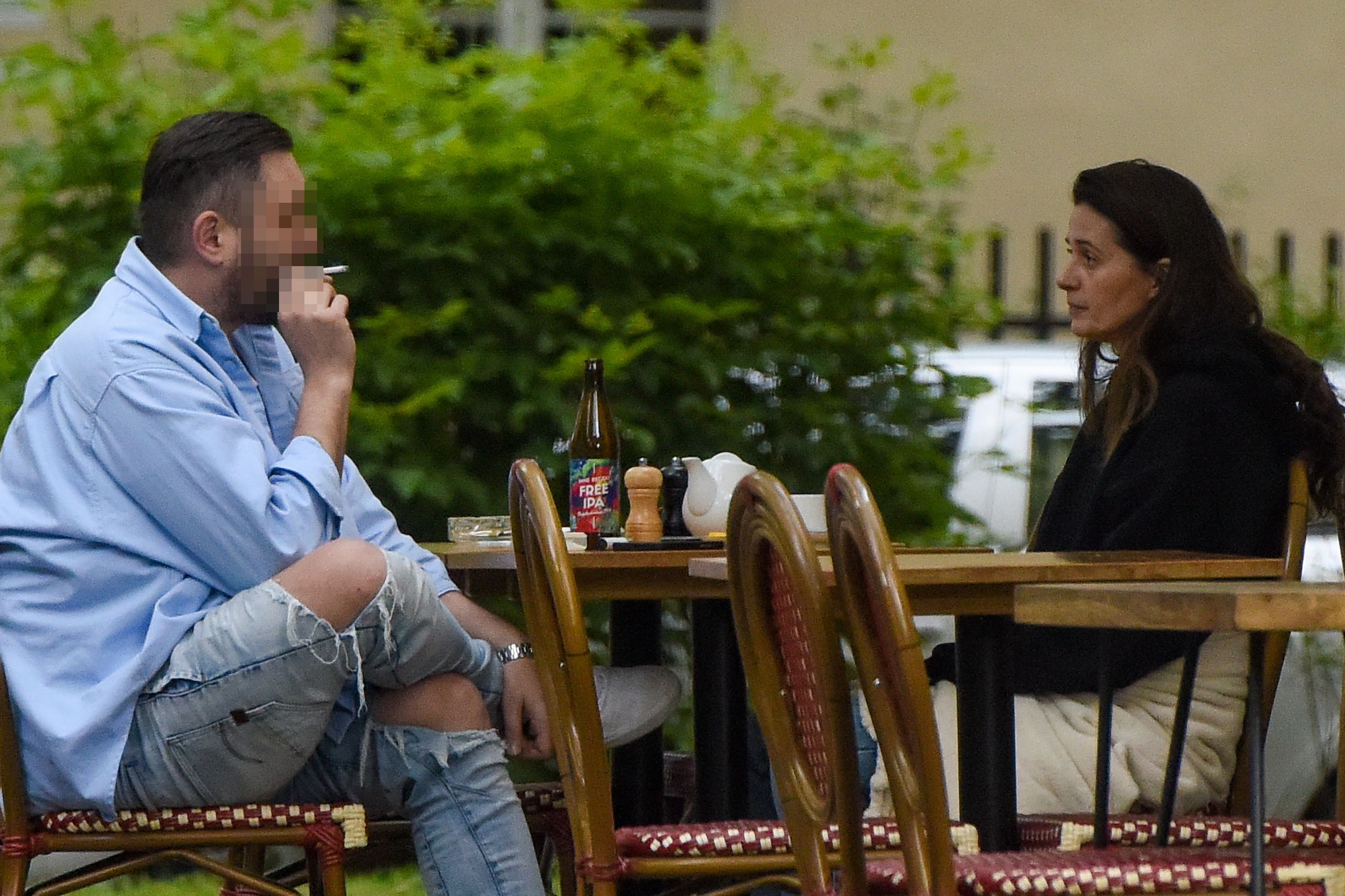 Agnieszka Grochowska w restauracji z tajemniczym mężczyzną