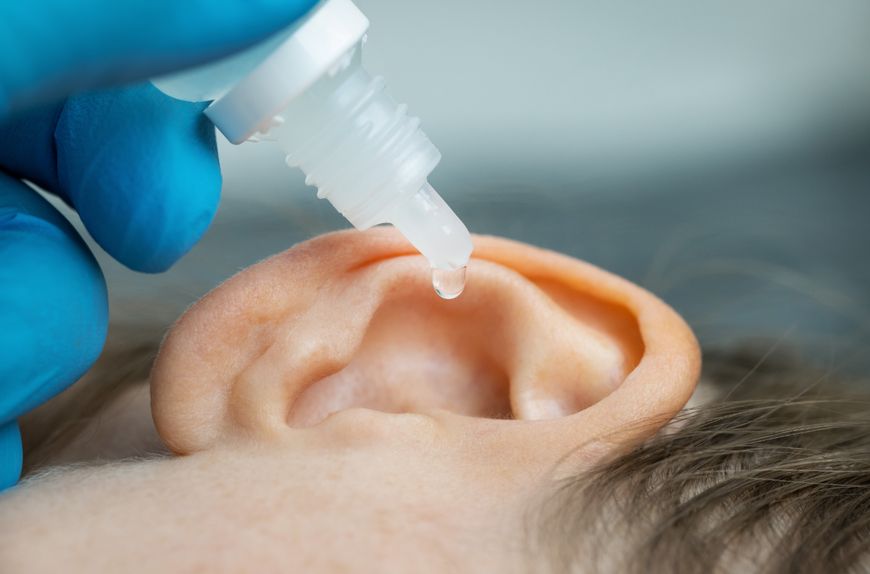 Infekcja ucha może powodować ból i drażliwość u dziecka.