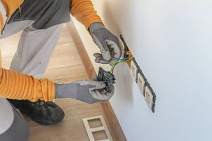 Chcesz wstawić nowe gniazdko elektryczne? Tyle bierze fachowiec za swoją pracę
