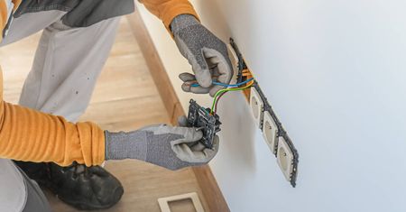 Chcesz wstawić nowe gniazdko elektryczne? Tyle bierze fachowiec za swoją pracę