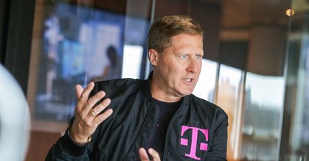 "Klienci wciąż cenią sobie osobiste relacje". Prezes T-Mobile mówi, jak zmienia się obsługa klienta