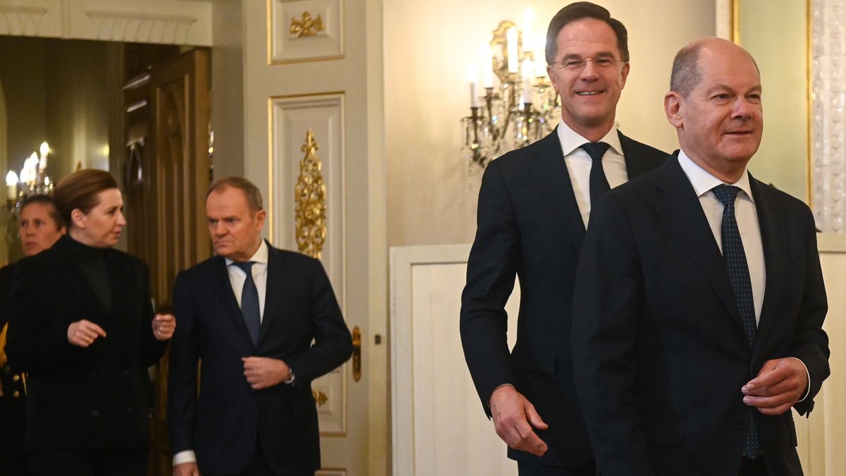 Helsinki, Finlandia, 14.01.2025. Premier Donald Tusk (3L), premier Danii Mette Frederiksen (2L), sekretarz generalny NATO Mark Rutte (2P) i kanclerz Niemiec Olaf Scholz (P) podczas spotkania w Pałacu Prezydenckim w Helsinkach, 14 bm. W stolicy Finlandii odbywa się szczyt państw NATO w związku z ostatnimi incydentami związanymi z uszkodzeniem infrastruktury krytycznej. Kraje regionu dążą do wzmocnienia bezpieczeństwa morskiego. W związku z tym swoją aktywność także zwiększają Połączone Siły Ekspedycyjne, do których może dołączyć Polska. (sko) PAP/Piotr Nowak