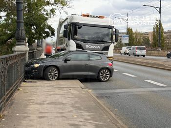 Warszawa: Zderzenie osobówki ze śmieciarką na Moście Poniatowskiego w Śródmieściu