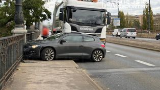 Warszawa: Zderzenie osobówki ze śmieciarką na Moście Poniatowskiego w Śródmieściu