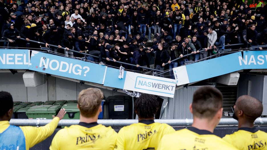 Pod kibicami Vitesse Arnhem zapadła się część trybun