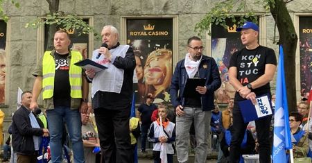 Pracownicy Poczty Polskiej i PKP Cargo idą w ślady górników. Masowe protesty w stolicy kraju