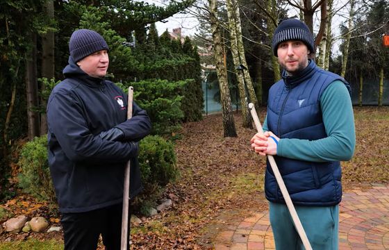 Ilu widzów ma program Miłosza Kłeczka "W ruchu"? Hitem grabienie liście z Czarnkiem