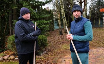 Ilu widzów ma program Miłosza Kłeczka "W ruchu"? Hitem grabienie liście z Czarnkiem