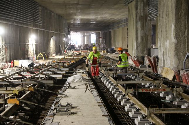 Warszawa, 06.07.2021. Oprowadzanie dla mediów po powstającej stacji C21 �Bródno�, 6 bm. w Warszawie. Pierwszy odcinek torowiska pomiędzy stacjami Bródno i Kondratowicza jest prawie gotowy, trwa zbrojenie torowisk w tunelach.  Na stacjach trwają prace wykończeniowe.  (kf) PAP/Rafał Guz