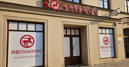 Co słychać na deptaku? Remont Rossmanna, przygotowania pod Starbucksa, nowy jubiler w miejscu po sklepie Orlenu