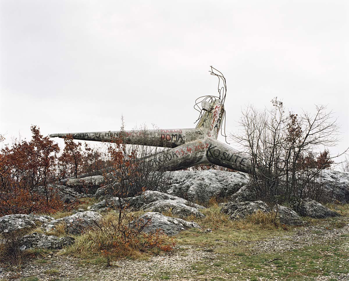 Kempenaers fotografuje od połowy lat osiemdziesiątych. W swojej twórczości skupia się głównie na pokazywaniu miejskich i naturalnych krajobrazów, architektury, a także różnego rodzaju interesujących obiektów architektonicznych. W 2012 roku zrobił doktorat w dziedzinie sztuk wizualnych. Obecnie pracuje nad projektem na temat różnych aspektów fotograficznej abstrakcji. Jego najnowsza książka "Composite" została wydana przez wydawnictwo "Roma Publications". Więcej informacji oraz zdjęć Jana Kempenaersa znajdziecie na jego stronie www.jankempenaers.info.