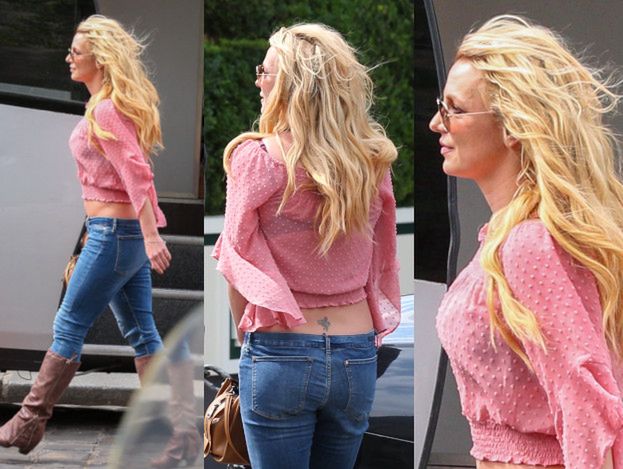 Britney Spears odmraża sobie nerki w trakcie wizyty we Francji
