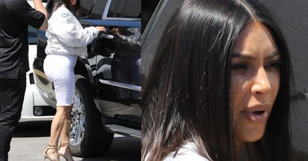 Kim Kardashian CAŁA NA BIAŁO odsłoniła umięśnione łydki (ZDJĘCIA)