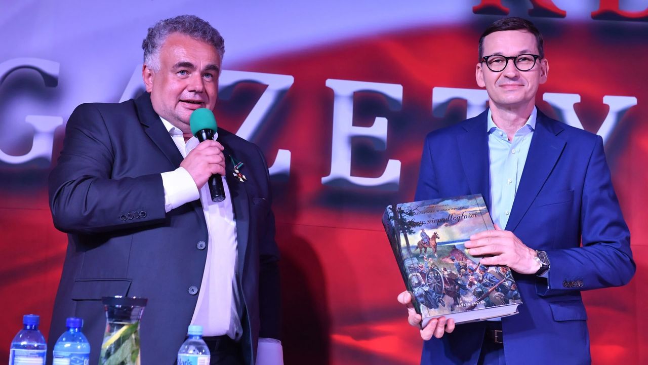 Gry karciane, "Gazeta Polska" i popiersie od Manasterskiego. To premier promuje Polskę