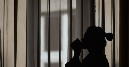 "Syndrom jaskini". Coraz więcej ludzi ma ten problem przez pandemię