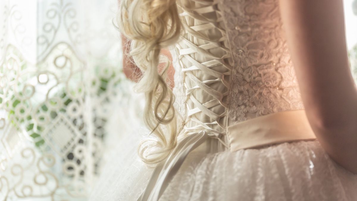 Włożyła suknię ślubną na wesele swojego brata. Panna młoda jest na nią wściekła 