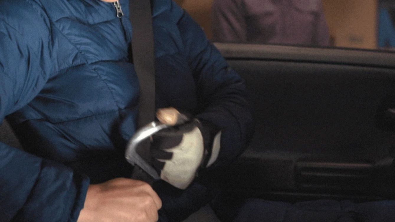 RescueBiner. Niewielki gadżet pozwoli szybko wydostać się z pojazdu podczas wypadku 2