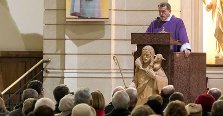Ksiądz Dariusz Oko wywołał burzę w Niemczech. Polski rząd go broni
