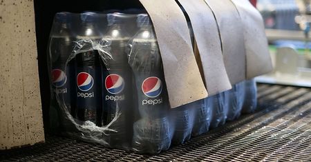 Gigant zaciska pasa. Pepsi zwalnia setki osób