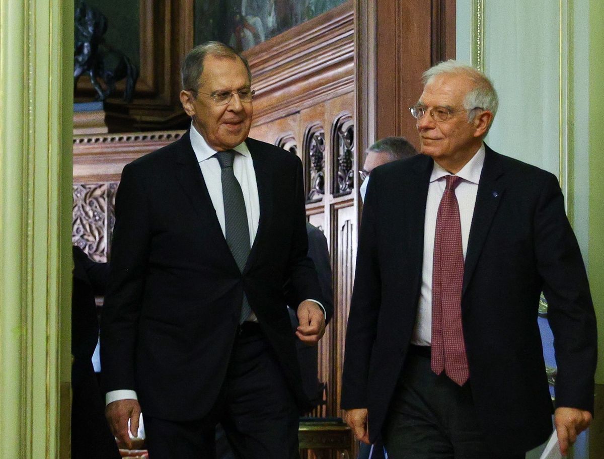 Rosja. Siegriej Ławrow (z lewej) oraz Josep Borrell przed konferencją prasową w Moskwie