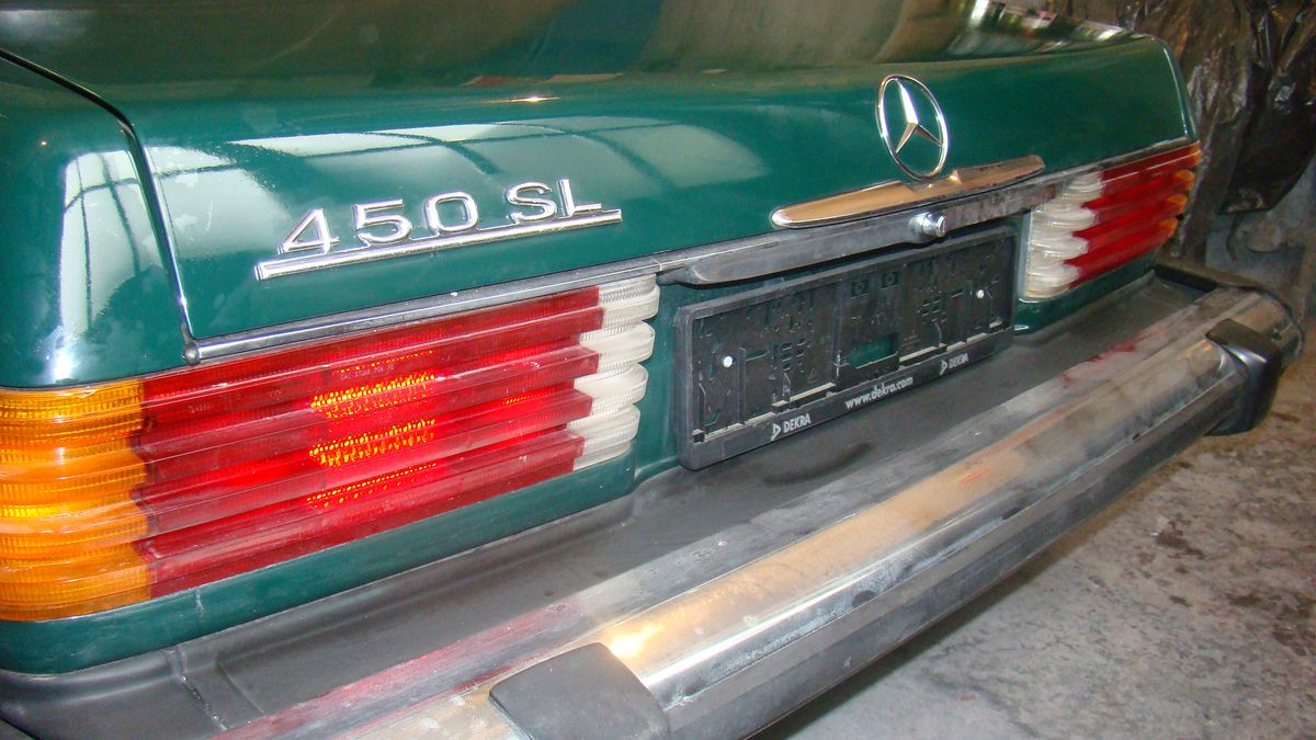 Mercedes 450 SL (R107) - co kryje bagażnik? 1