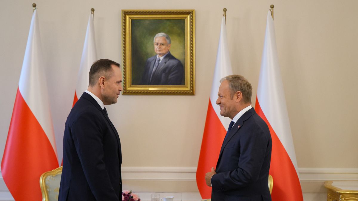 Warszawa, 14.08.2025. Premier Donald Tusk (P) i prezydent Karol Nawrocki (L) podczas spotkania w Pałacu Prezydenckim w Warszawie, 14 bm. Głównym tematem rozmów polityków, na dzień przed spotkaniem Donalda Trumpa i Władimira Putina, ma być sytuacja dotycząca Ukrainy. (ad) PAP/Paweł Supernak ***Do tego materiału zdjęciowego dostępna jest również depesza w systemie CSI, pt.: Rozpoczęło się pierwsze spotkanie w premiera i prezydenta***