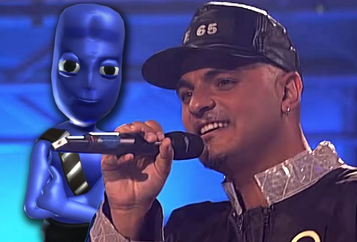 Lider zespołu Eiffel 65 wraz z niebieskim kosmitą, bohaterem piosenki "Blue" 