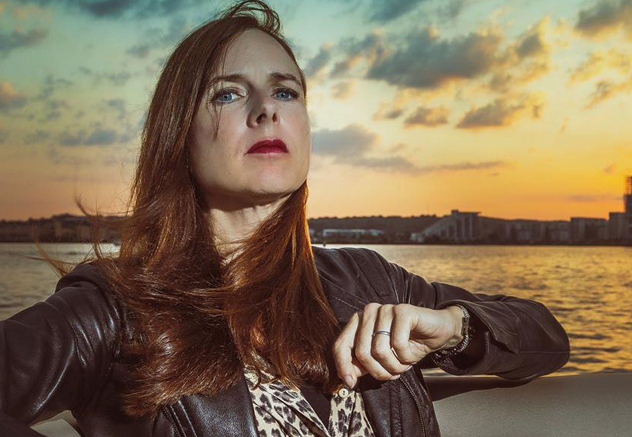 Dr Nell Darby to historyk zbrodni, ekspertka w programie "Nadmorskie zbrodnie" na kanale CBS Reality
