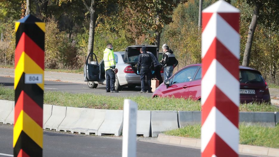 Druga fala COVID-19: kontrole na granicachZACHODNIOPOMORSKIE 23 10 2020  LUBIESZYN PRZEJSCIE GRANICZNE POLSKO NIEMIECKIE  NA ZDJECIU KONTROLE PO STRONIE NIEMIECKIEJ ZWIAZKU Z WCHODZACYMI OD JUTRA OBOSTRZENIAMI ZWIAZANYMI ZE ZWIEKSZONA ZACHOROWALNOSCIA NA COVID 19  FOT. ANDRZEJ SZKOCKI / POLSKA PRESSANDRZEJ SZKOCKI/POLSKA PRESS