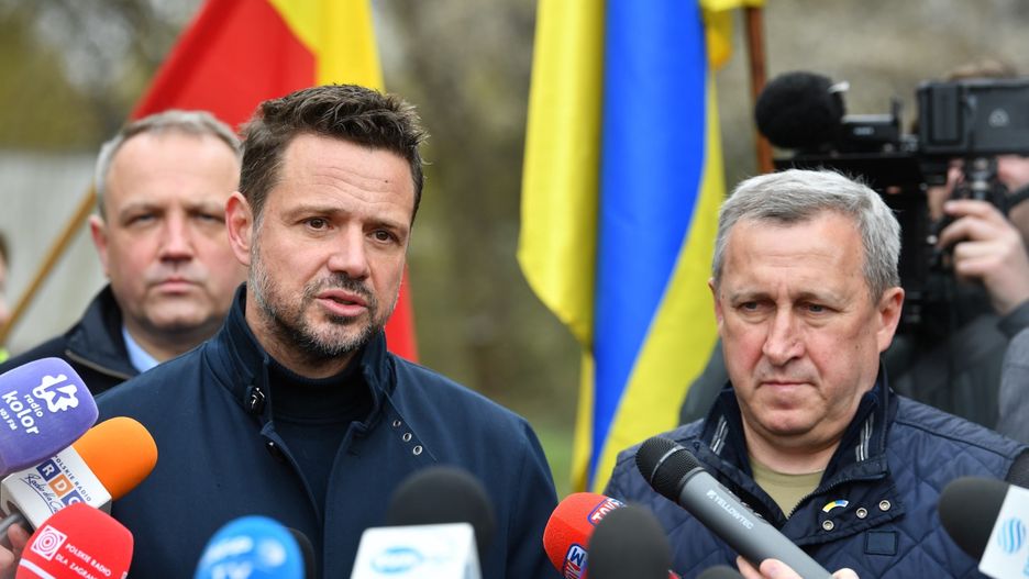 Prezydent Warszawy Rafał Trzaskowski oraz ambasador Ukrainy w Polsce Andrij Deszczyca podczas konferencji prasowej przed kompleksem budynków przy ul. Sobieskiego 100, 11.04.2022 r.