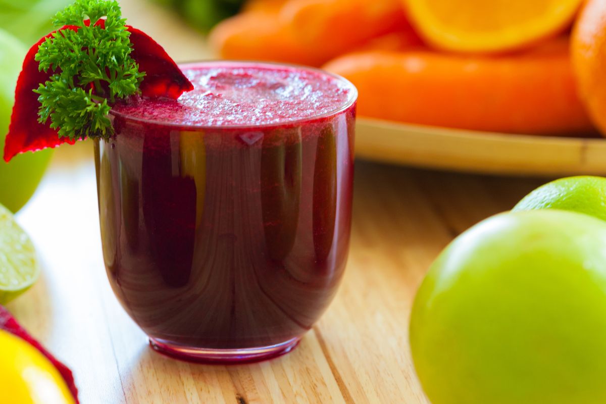 Beetroot and apple juice brings many benefits to the body.