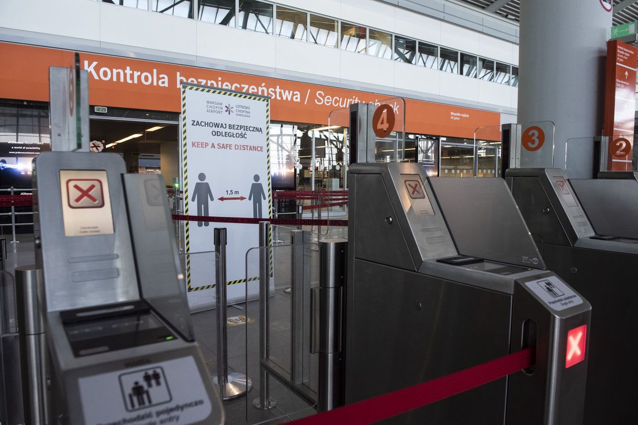 Nowe obostrzenia na granicach. Kwarantanna przy wizycie na Wyspach, w Grecji potrzebny test