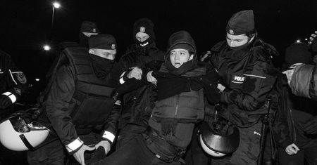 "Zrobili się bardziej stanowczy". Karol Toruński uchwycił trzech policjantów przenoszących uczestniczkę strajku
