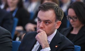 "Rosną koszty prezydenckiego weta". Minister finansów o raporcie Fitch