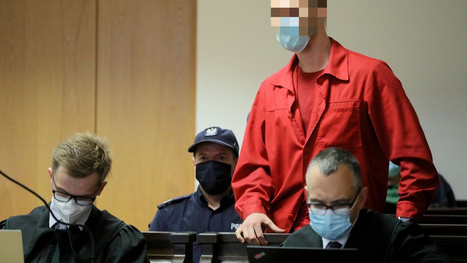 Warszawa, 06.07.2021. Oskarżony Jan S. (2P) na sali rozpraw Sądu Okręgowego w Warszawie, 6 bm. Ponownie rozpoczyna się proces Jana S. nazywanego królem dopalaczy, oskarżonego m.in. o podżeganie do zabójstwa ministra sprawiedliwości Zbigniewa Ziobry, prokuratora i policjantów, którzy rozbili grupę handlującą używkami. Z powodu przejścia przewodniczącej pięcioosobowego składu orzekającego w stan spoczynku proces musi rozpocząć się na nowo. (kf) PAP/Paweł Supernak *** UWAGA!!! ZAKAZ PUBLIKACJI WIZERUNKU I DANYCH OSOBOWYCH OSKARŻONEGO! ***