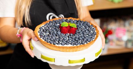Tarta z kremem mascarpone i owocami to najlepszy deser na każdą okazję. Wygląda jak z obrazka