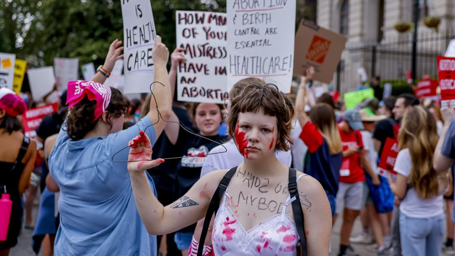 Pro-choice demonstrators participate in a march and rally outside the Republican-led Georgia State Capitol after the US Supreme Court's decision on the Dobbs v Jackson Women's Health Organization ruling in downtown Atlanta, Georgia, USA, 24 June 2022. The court's ruling overturned the legalization of abortion in the Roe v Wade case of 1973. EPA/ERIK S. LESSER Dostawca: PAP/EPA.