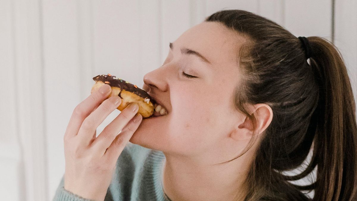 Już wiadomo, dlaczego kobiety tak często sięgają po słodycze