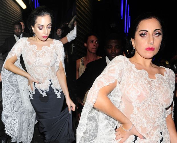 Gaga bez stanika i z plamą na sukience...