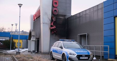 Milionowe straty po pożarze dawnego centrum handlowego. Budynek nie nadaje się do użytku