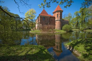Duchy niezwykłego zamku w Oporowie koło Kutna