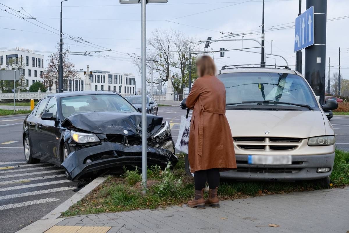 BMW uderzyło w bok chryslera na rondzie przy Gali