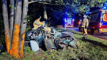 Poważny wypadek pod Bielskiem Podlaskim. Volkswagen roztrzaskał się na drzewie